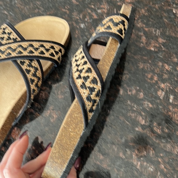Avon Unisex Comfort Crisscross Printed Sandals Size 9 - Picture 4 of 8